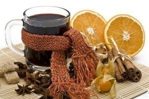 Osiem uzdrawiających napoi na przeziębienie napój na przeziębienie, herbata na przeziębienie, herbata z miodem, herbata z cytryną, herbata malinowa, herbata lipowa, herbata z dzikiej róży, mleko z czosnkiem, herbata imbirowa, herbata rumiankowa, grzane wino