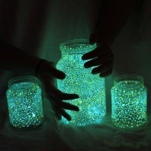 święcące słoiki, lampiony ze słoików, słoiki malowane farbą fluorescencyjną, słoiki święcące w ciemności 