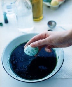 Malowanie jaj w barwniku z dodatkiem oleju Malowanie jaj w barwniku z dodatkiem oleju