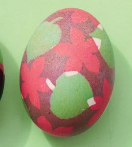 Malowanie jaj przy pomocy taśmy samoprzylepnej Malowanie jaj przy pomocy taśmy samoprzylepnej