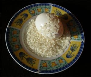 Malowanie jajek przy pomocy ryżu Malowanie jajek przy pomocy ryżu