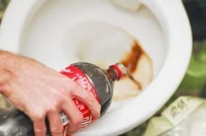 Czyszczenie toalety Coca-colą czyszczenie