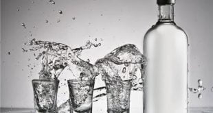 wódka zastosowania, wódka na ból ucha, wódka na bolące stawy, wódka i noże, wódka na muszki owocowe, wódka a zapach stóp, wódka a oprszczka