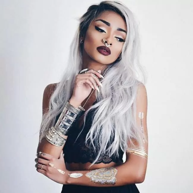 granny hair siwe,granny hair, siwe włosy, fryzury 2015, modny kolor, modne włosy, siwe włosy stylizacja, grannyhair, moda na siwe włosy,