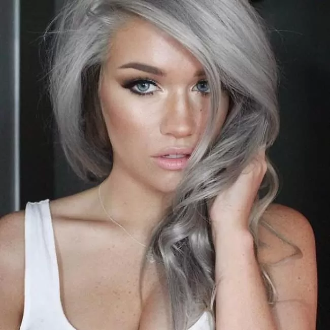 szary kolor wlosów,granny hair, siwe włosy, fryzury 2015, modny kolor, modne włosy, siwe włosy stylizacja, grannyhair, moda na siwe włosy,