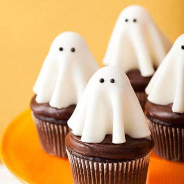 muffinki duszki, mufinki duchy, ciastka w kształcie duchów, desery na Halloween, pomysły na Halloween, babeczki na Halloween, straszne desery na Halloween, przepis na muffinki duszki