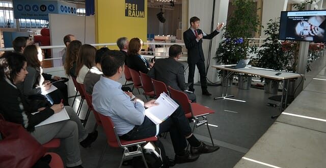 Jak skutecznie przemawiać do ludzi