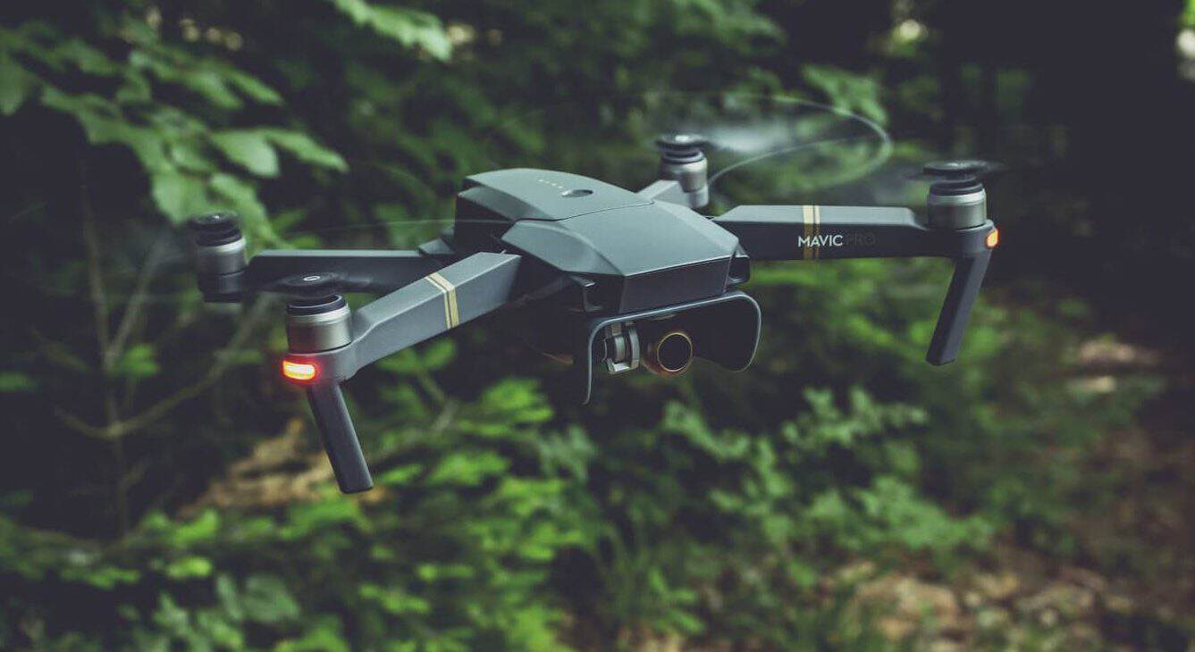 Nowy dron do filmowania i fotografii w lesie, idealny do domowych pasji i nagrań na świeżym powietrz.