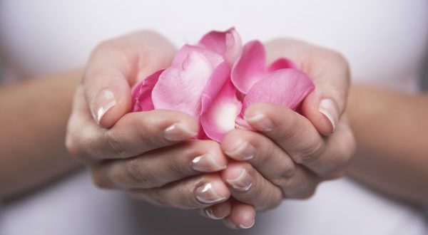 Suche, zniszcone i popękane dłonie