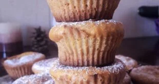 Smaczne muffinki na słodko, pięknie udekorowane pudrem cukru, idealne do kawy.