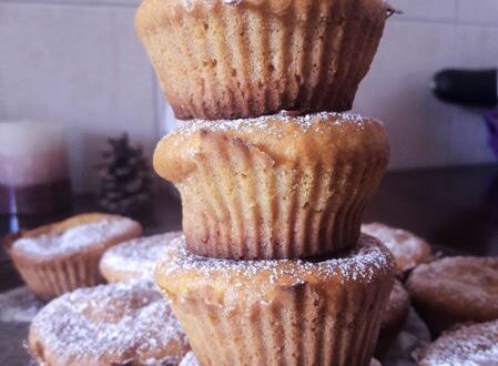 Smaczne muffinki na słodko, pięknie udekorowane pudrem cukru, idealne do kawy.